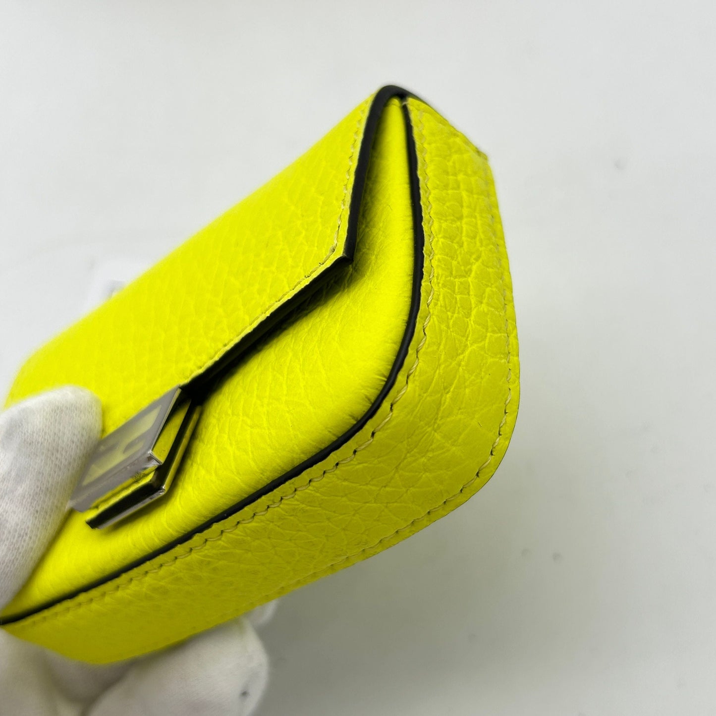 Baguette leather handbag Fendi Yellow in Leather fe6625za