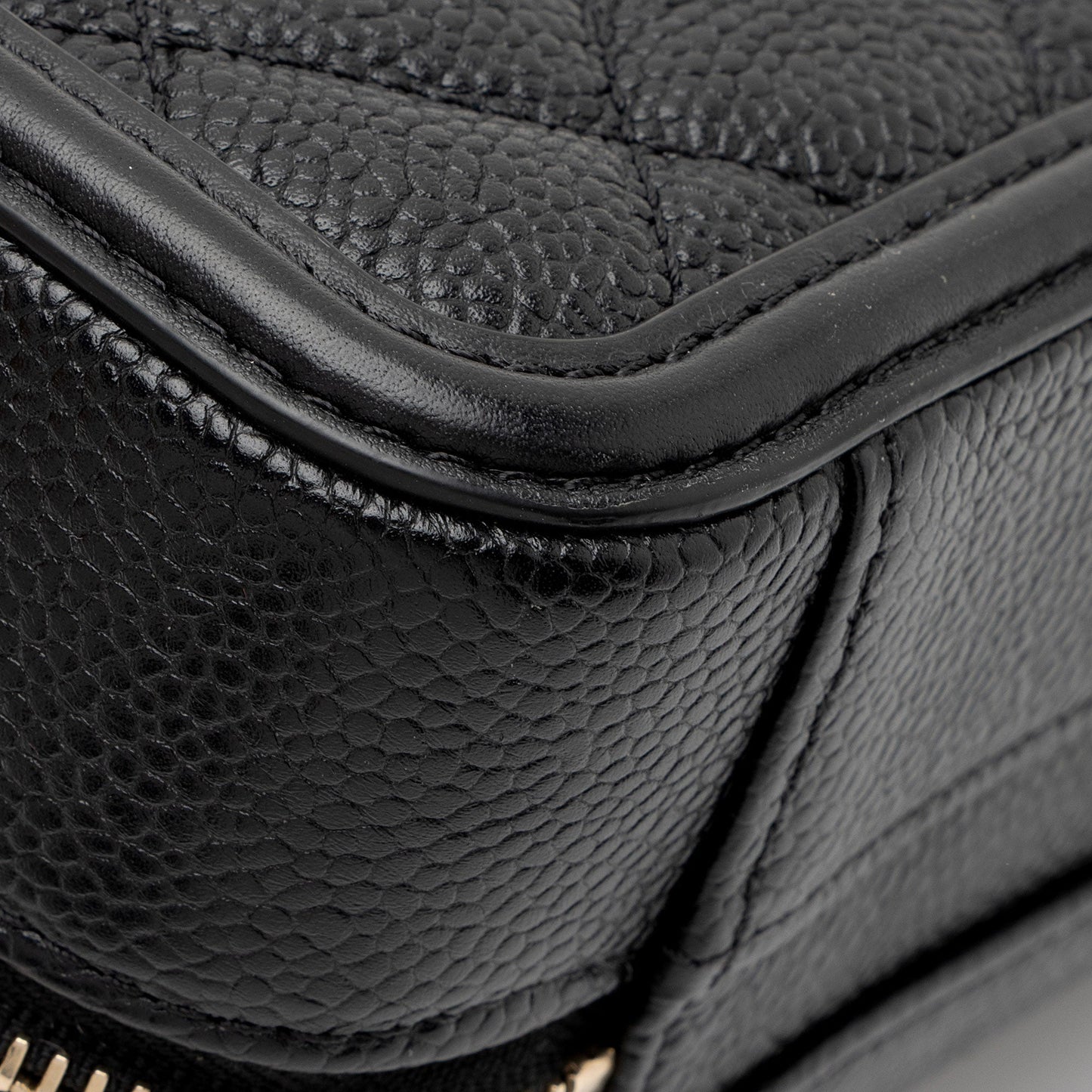 Chanel Caviar Leather CC Filigree Small Vanity Case (SHF-0Nks5y)