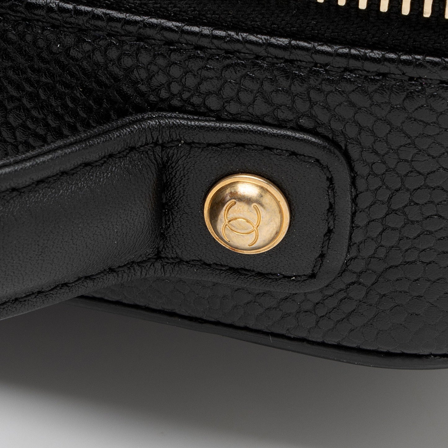 Chanel Caviar Leather CC Filigree Small Vanity Case (SHF-0Nks5y)