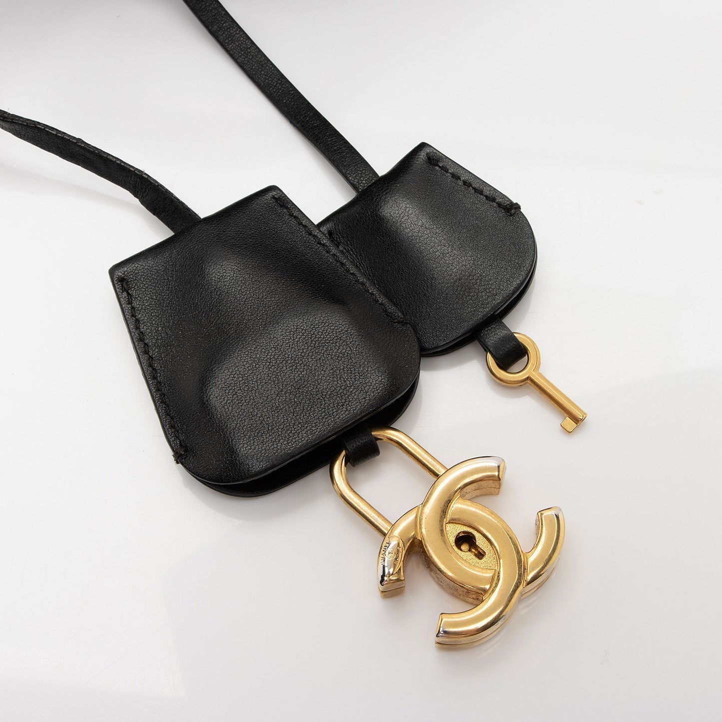 Chanel Caviar Leather CC Filigree Small Vanity Case (SHF-cBEpCt)