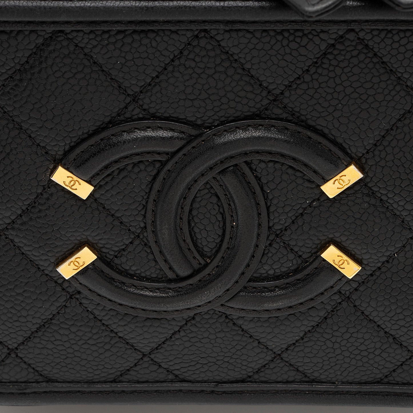 Chanel Caviar Leather CC Filigree Small Vanity Case (SHF-cBEpCt)