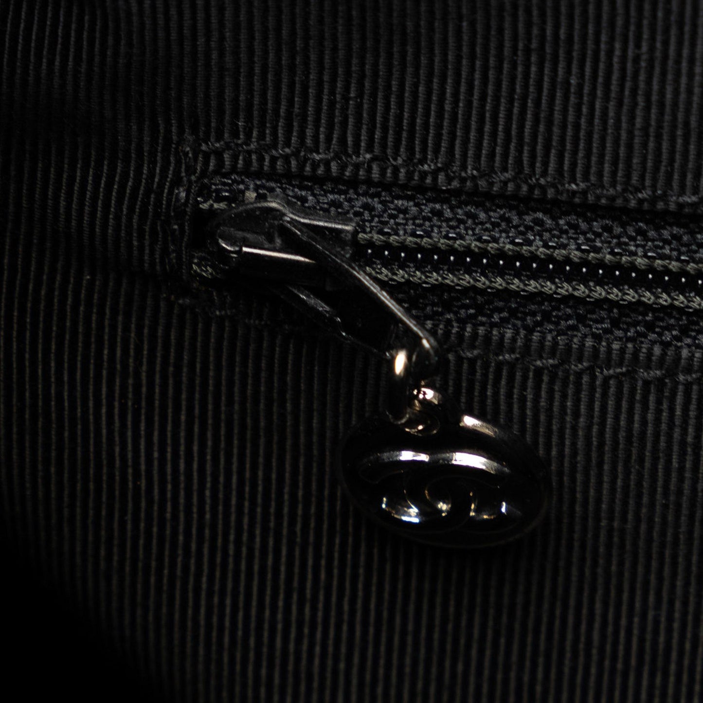 Chanel Caviar Leather Shoulder Bag (SHG-TR89E2)