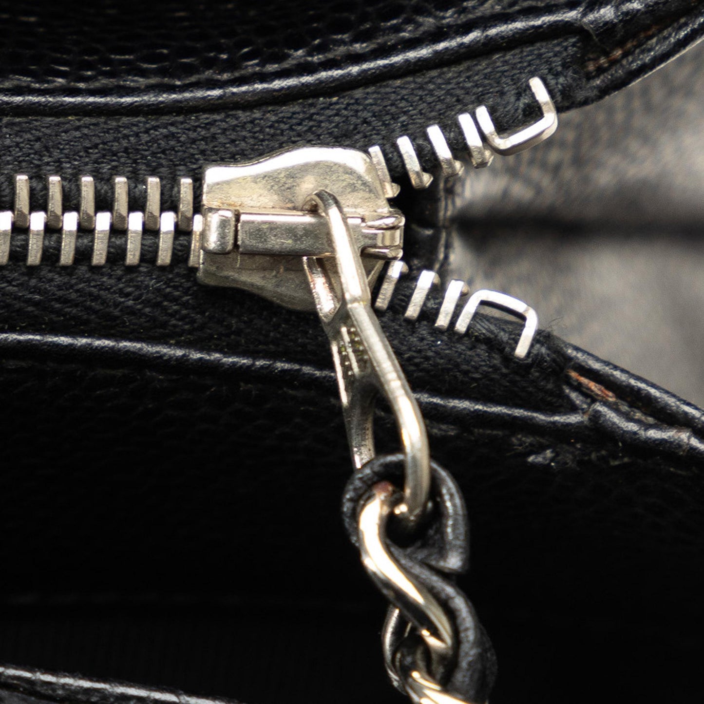 Chanel Caviar Leather Shoulder Bag (SHG-TR89E2)