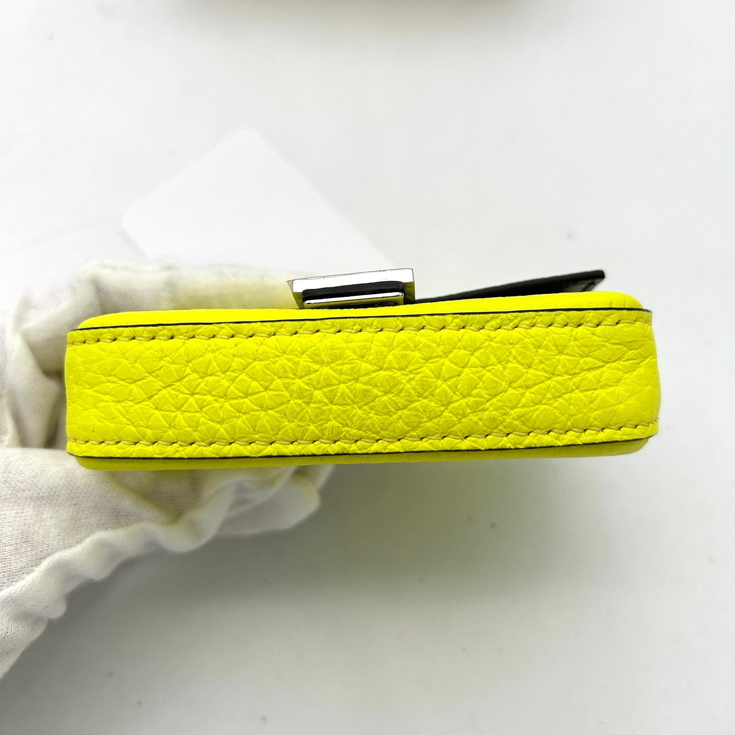 Baguette leather handbag Fendi Yellow in Leather fe6625za