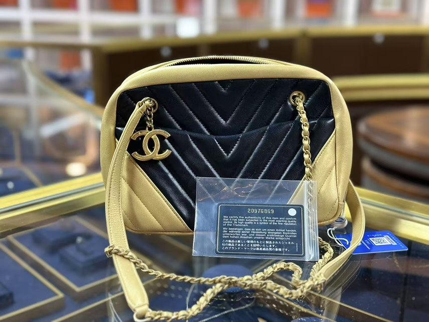 Preloved Chanel Chevron Leather Crossbody Bag in Black and Gold