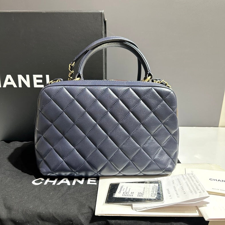 Preloved Chanel Quilted Navy Shoulder Bag with Gold Hardware