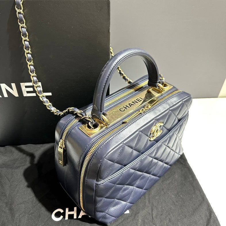 Preloved Chanel Quilted Navy Shoulder Bag with Gold Hardware