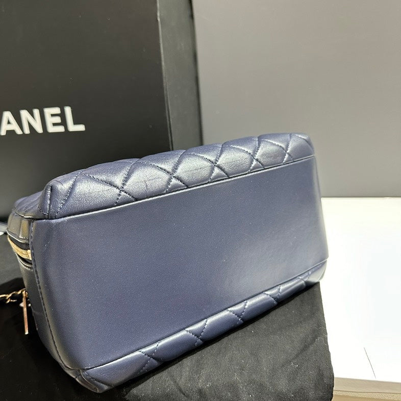 Preloved Chanel Quilted Navy Shoulder Bag with Gold Hardware
