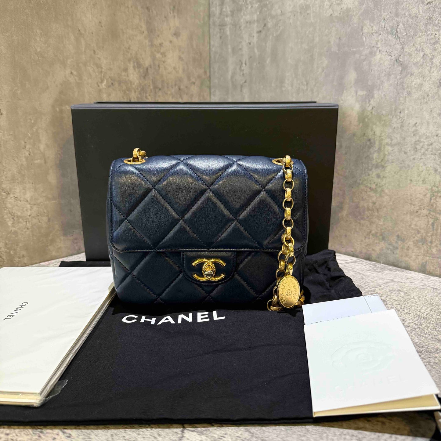 đź›’Preloved Chanel flap bag microchip