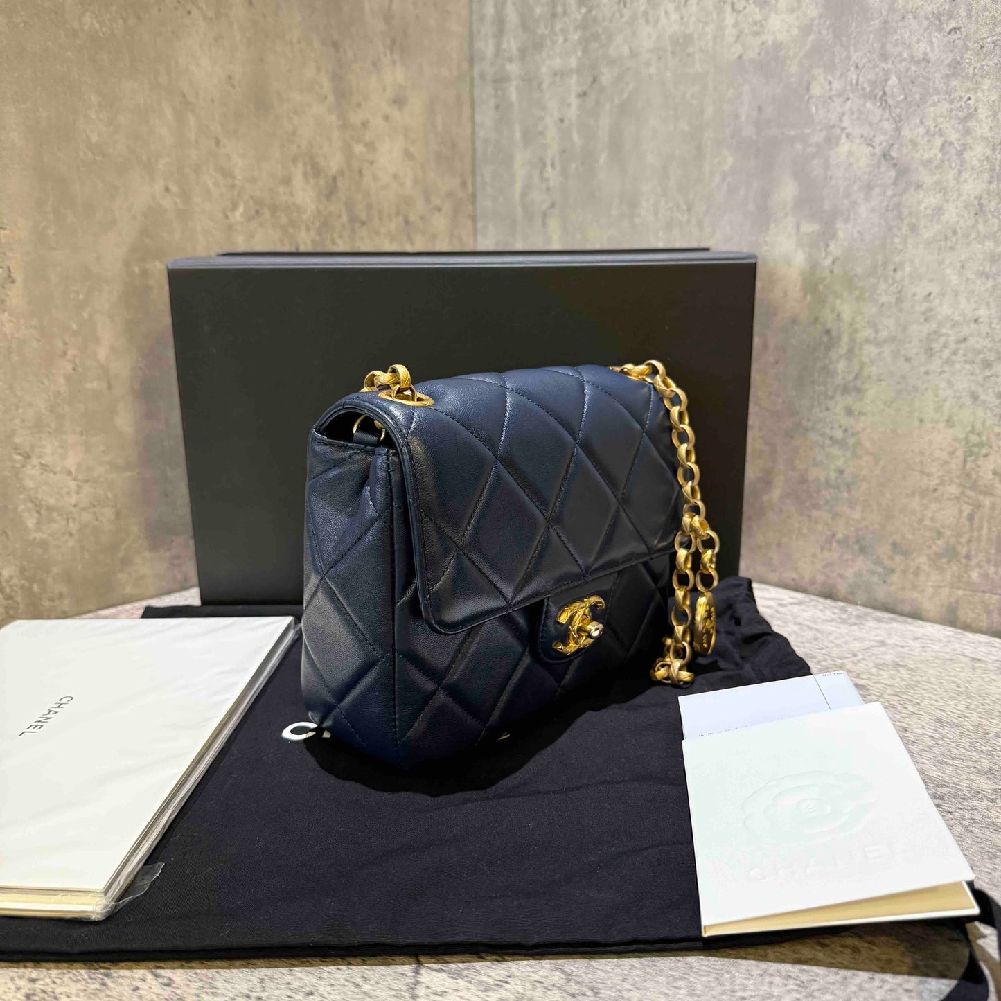 đź›’Preloved Chanel flap bag microchip
