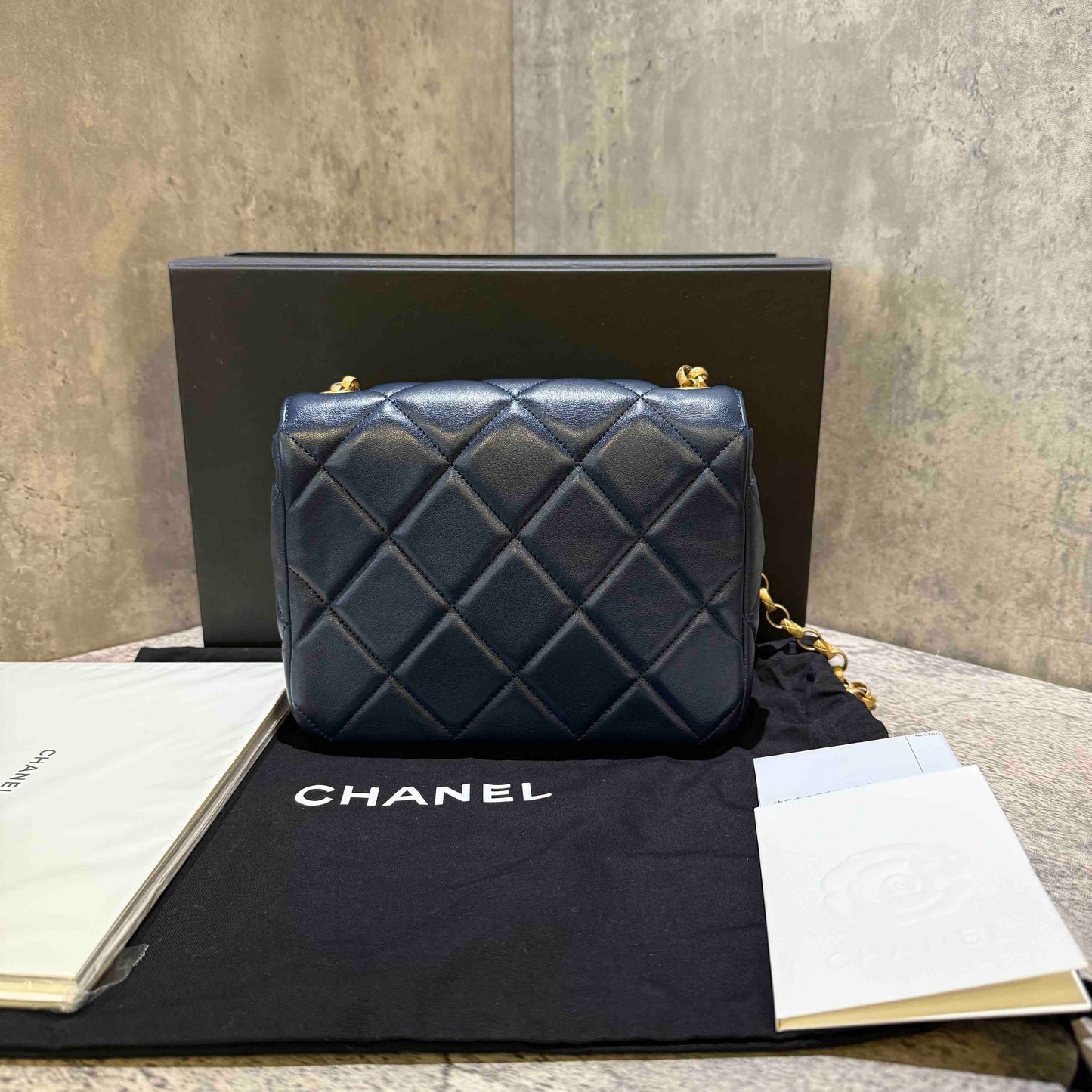 đź›’Preloved Chanel flap bag microchip