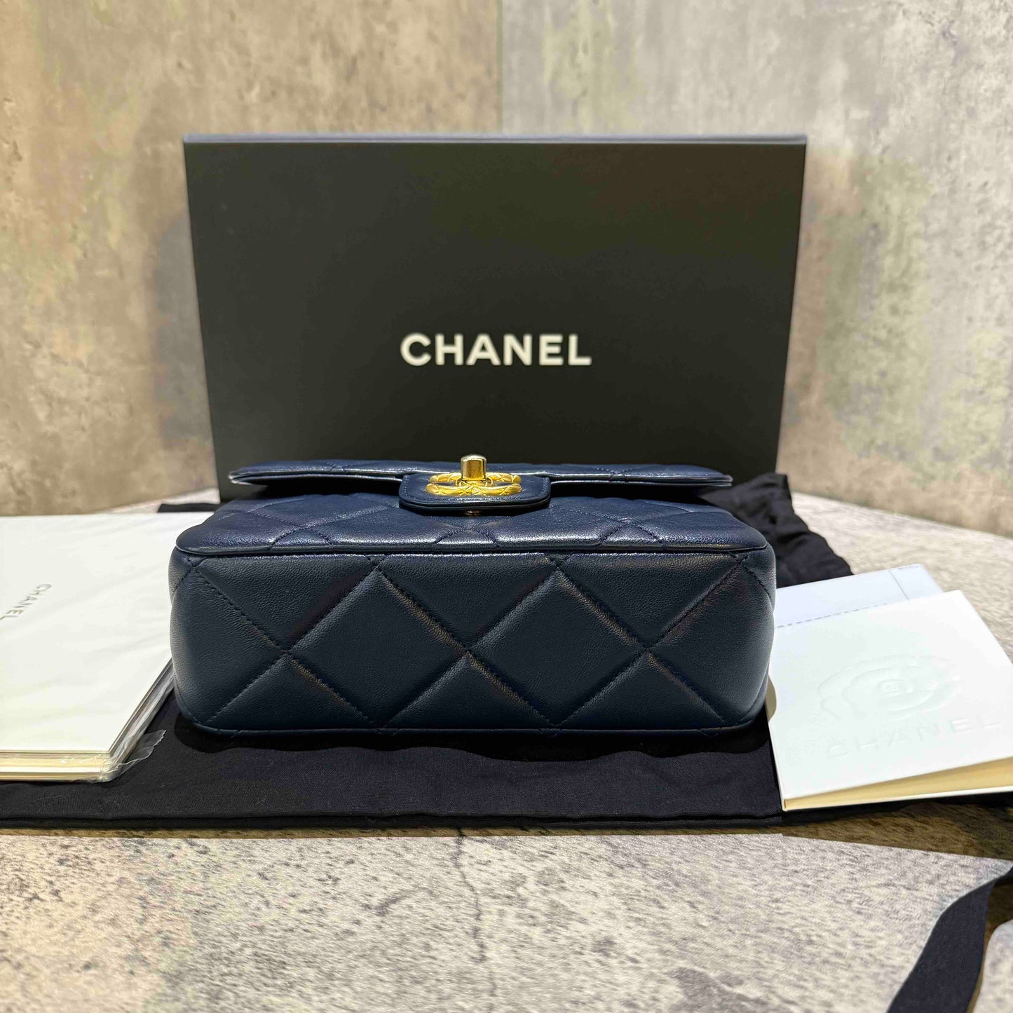 đź›’Preloved Chanel flap bag microchip