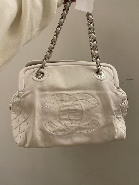 Preloved Chanel Shoulder Bag White Leather Large