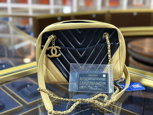 Preloved Chanel Chevron Leather Crossbody Bag in Black and Gold