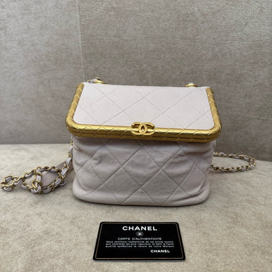 Preloved Chanel Quilted Shoulder Bag Ivory Leather with Gold Hardware