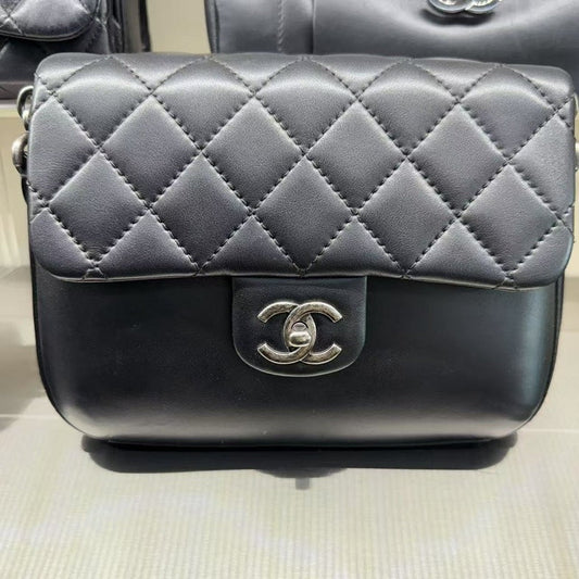 Preloved Chanel Classic Flap Bag Black Leather Shoulder Bag